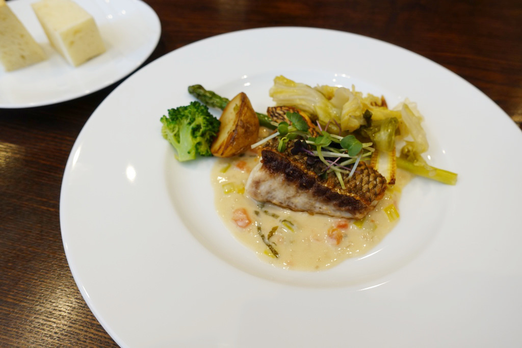 鮮魚のポワレ オゼイユ風味のクリームソース