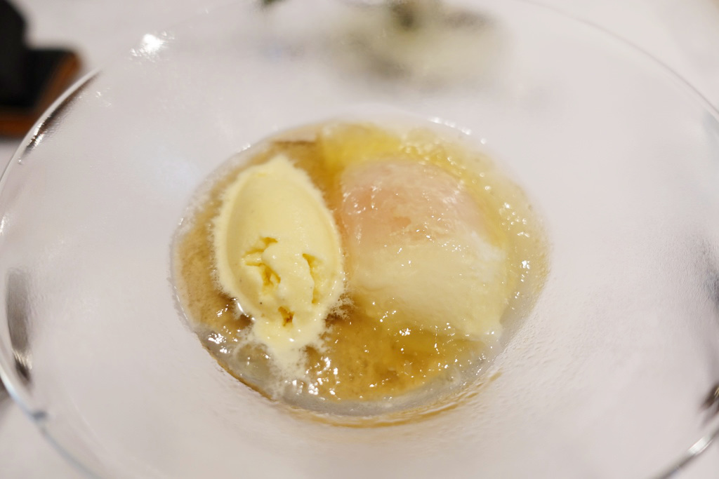 神谷さんの温泉卵、コンソメジュレ、クレームシャンピニョン、ソルべフォアグラバニラ風味